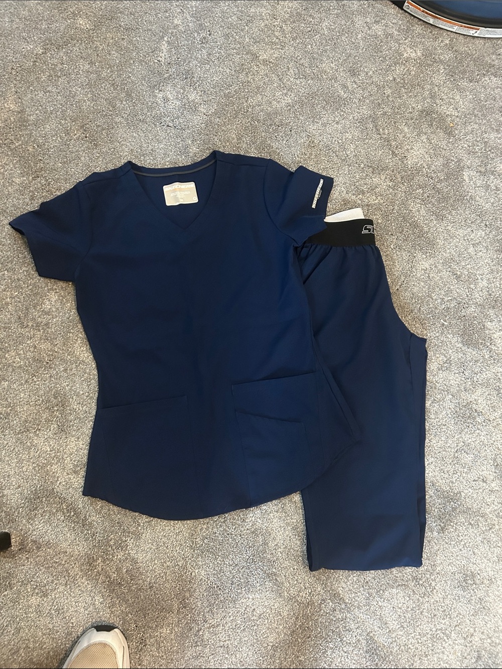 Sketchers scrub set